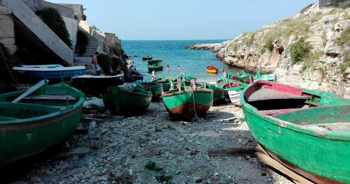  "Portalga":  tra gozzi e case di pescatori, un'insenatura di Polignano ancora immacolata